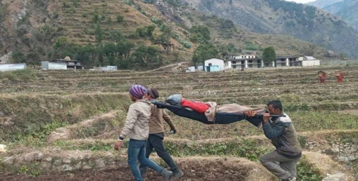 बैंकमार्फत दिइने सामाजिक सुरक्षाभत्ताः शारीरिक अशक्तता भएकालाई बोकेर पुर्याउनु पर्ने बाध्यता