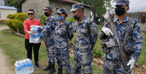 ड्यूटीमा खटिएका सुरक्षाकर्मीलाई सिन्धुलीका एक युवाद्धारा सहयोग