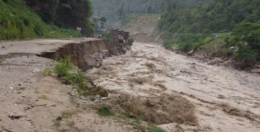 बाढीको त्रासले ३ दिनदेखि अनिदै