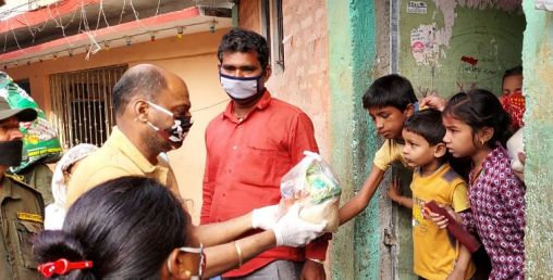 विरगञ्जका मेयरले दैनिक ज्यालादारी गर्ने मजदुरलाई सहयोग गरे