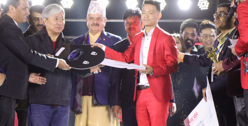 ‘द भ्वोइस अफ नेपाल सिजन २’का विजयीले पाए ड्याट्सन गाडी