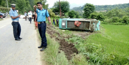 पृथ्वी राजमार्गमा बस दुर्घटना, १३ यात्रु घाइते