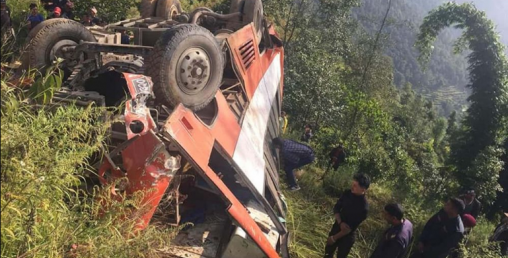 हलेसीमा बस दुर्घटना हुँदा १४ घाइते