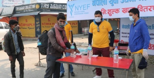 निःशुल्क खाना खुवाउँदै युवा उद्यमी, 'भोकै कोही तड्पिनु पर्दैन हामी छौँ'
