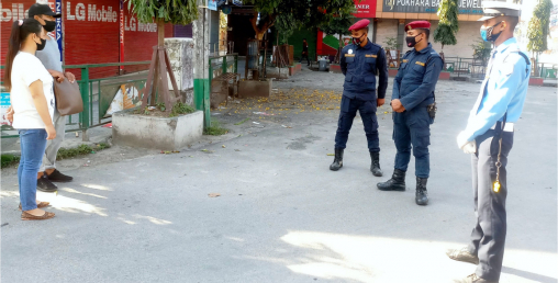 हातमा थोरै तरकारी बोकेर बिहानभरि घुम्ने गर्छन 'लकडाउन'मा