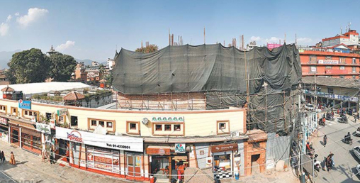 महर्जन कम्प्लेसको फलामे डन्डी काटियो