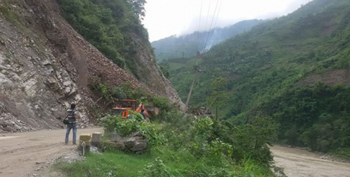 मुग्लिन-नारायणगढ सडकको जलबिरेमा पहिरो, मालवाहक सवारीसाधन अलपत्र