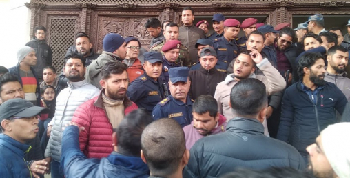 प्रहरी र व्यापारीबीच झडप