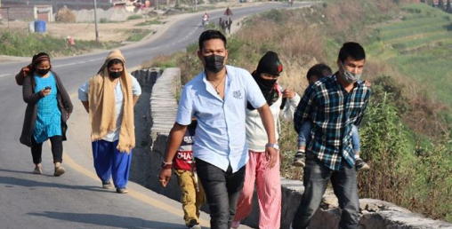 लकडाउन बढेपछि हिँडेरै घर जाने बढे