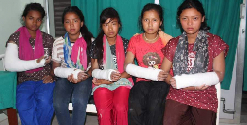 शिक्षिकाको रौद्र रूप, पाँच विद्यार्थीको हात भाँचियो, थप ९ घाइते