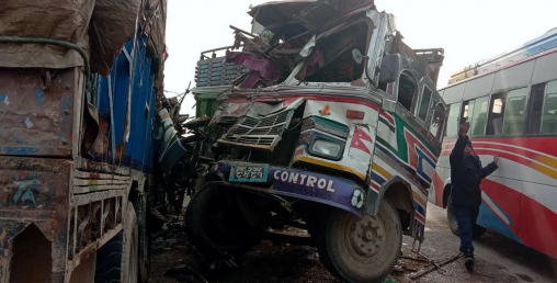 ३ वटा ट्रक ठोक्कि‍ँदा ३ जनाको मृत्यु, ९ घाईते