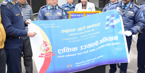 ट्राफिक प्रहरीको उज्यालो अभियानः सडकमै सचेतना कक्षा