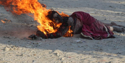 लेनदेन विवाद : पेट्रोल छर्केर श्रीमतीलाई आगो