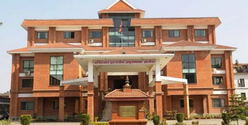 इशाराले बाेल्दा विमानस्थलका कर्मचारी अख्तियारकाे फन्दामा
