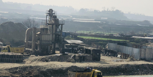 कारखाना गैरकानुनी : गुनासो गर्ने स्थानीयलाई जिउँदै जलाउने धम्की