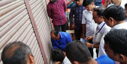 अनुगमन टोली पुग्दा सटर बन्द गरेर होहल्लामा उत्रिए व्यवसायी
