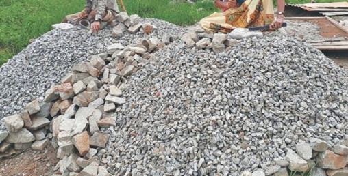 गिट्टी कुट्ने मजदुरलाई लकडाउनले छेकेन्
