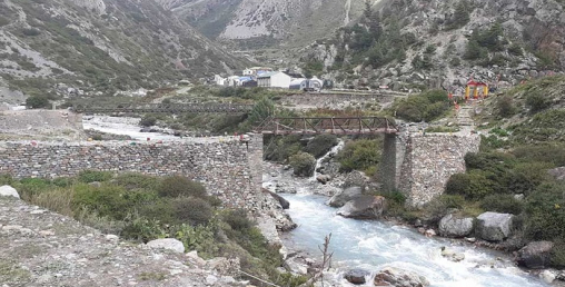 महाकालीको बहाव धकेल्दा वारिपारि ढुंगा हानाहान