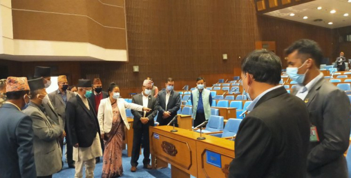 अधिवेशन सञ्चालनबारे अवलोकन गर्न संसद भवन पुगे प्रधानमन्त्री
