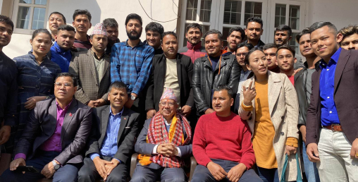 ‘वर्थ डे’ केक नकाटी मनाए माधव कुमार नेपालले जन्मदिन