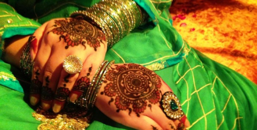 मेहन्दी लगाएरै कमाउँछन् दैनिक ५ हजार