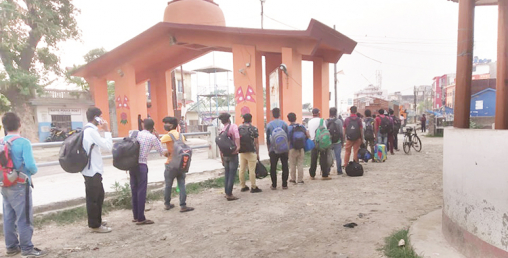 दिनहुँ सयौँ नेपाली स्वदेश भित्रिँदै