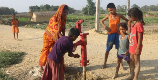मधेसमा पानीको हाहाकारः गाईबस्तु होईन्, उट पाल्नुपर्ने अवस्था