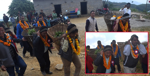 पानीको समस्या नहटेपछि स्थानियले बोकाए सांसदलाई डोकोमा पानी