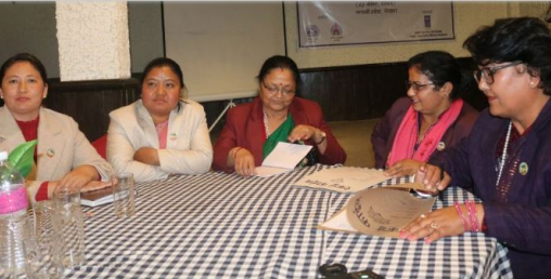 महिला सांसद भन्छन् : यौन हिंसा भयो, पुरुष सांसदले ‘फिलिङ्स’ आउने गरी ‘हग’ गर्छन्
