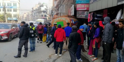 सोह्रखुट्टेमा ट्यांकरले छ वटा गाडीलाई ठक्कर दिँदै घरमा जोत्तिएपछि ...
