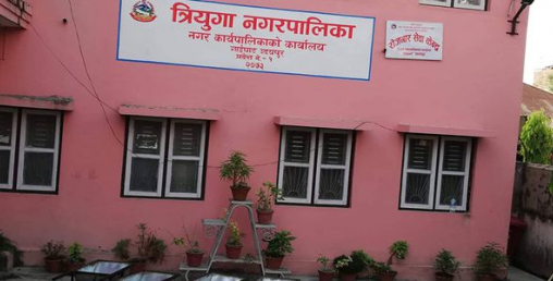 त्रियुगा नगरपालिकाका राजस्व शाखा प्रमुख पक्राउ