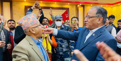 प्रचण्ड -नेपालले संसद पुनर्स्थापनाको खुशीमा लड्डु खाए
