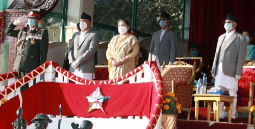 सैनिक मञ्चमा फूलपाती बढाइँ, मञ्चभित्र स्यानिटाइजर टुँडिखेल वरपर सर्वसाधारणको घुइँचो