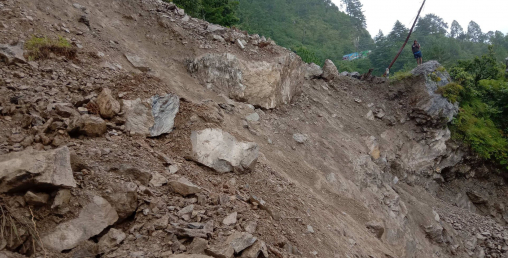 पहिरोले छ घर विस्थापित, पाँच बस्ती जोखिममा