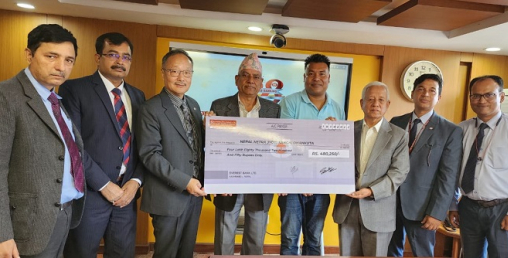 वार्षिकोत्सवको अवसरमा एभरेष्ट बैंकद्धारा अस्पताललाई आर्थिक सहयोग