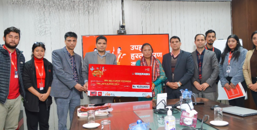 आइएमई दशैं अफर बिजेतालाई चेक हस्तान्तरण