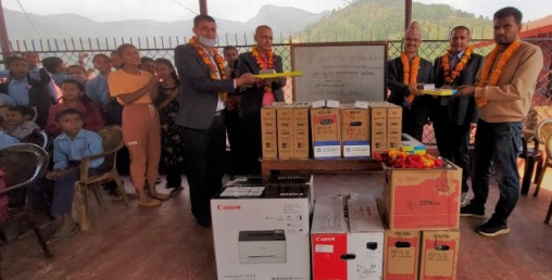 ज्योति विकास बैंकद्धारा प्रगतिशील माध्यमिक विद्यालयलाई कम्प्युटर प्रदान