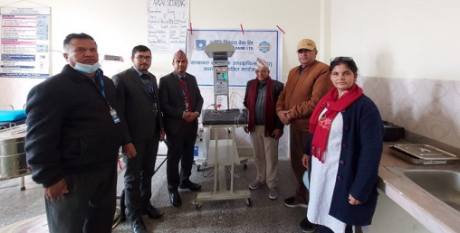 ज्योति विकास बैंकद्वारा शिशुवा अस्पताललाई बेबी वार्मर प्रदान