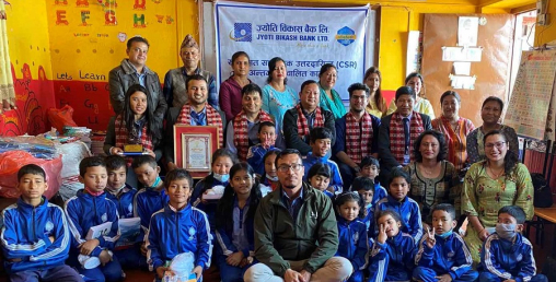 नव आदर्श माध्यमिक विद्यालयलाई ज्योति विकास बैंकको सहयोग