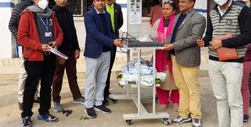 ज्योति विकास बैंकद्धारा मध्यबिन्दु जिल्ला अस्पताललाई बेबी वार्मर वितरण