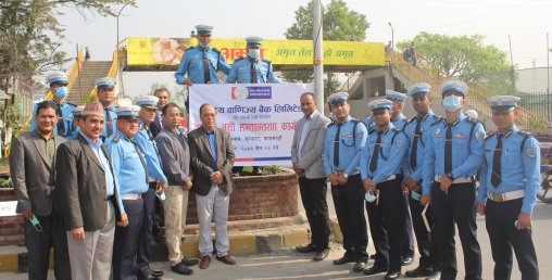 राष्ट्रिय वाणिज्य बैंकद्धारा ट्राफिक प्रहरीलाई ट्राफिक लाईट हस्तान्तरण