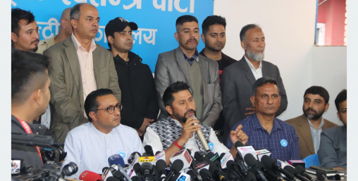 रमेश खरेल र स्वर्णिम वाग्लेलाई दायाँबायाँ राखे रविले भने, हामी तीनैजना विजयी बन्नेछौं