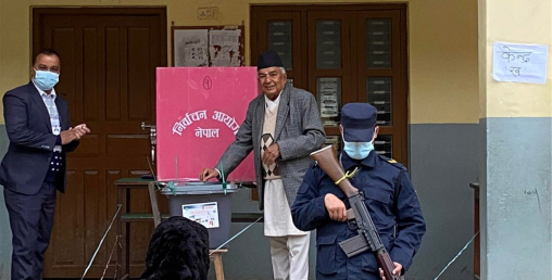 रामचन्द्र पौडेलले गरे सुरुमै मतदान