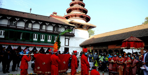 महामारीमा सामाजिक दूरी कायम गर्दै फूलपाती भित्र्याउँदै (फोटो फिचर)