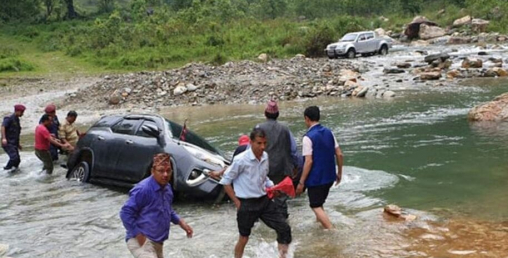 मन्त्री महासेठ कै गाडी खोलामा डुब्यो