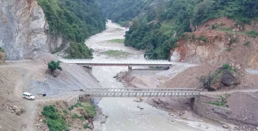 ५० मिटरको दुरिमा दुईवटा पुल