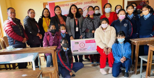 महालक्ष्मी विकास बैंकद्धारा विद्यालयलाई स्यानिटरी प्याड सहितको भेन्डिङ मेसिन प्रदान