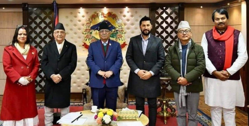 खतरामा सत्ता समिकरण, एमालेलाई राष्ट्रपति नदिने प्रचण्डको अडान