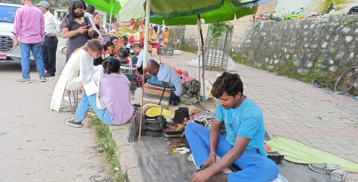 जुत्ता सिलाउने रामहरुको यथार्थः भन्छन्, ‘महिनामा १०–१५ हजार पनि कमाई हुँदैन, सीपको सम्मान भएन’