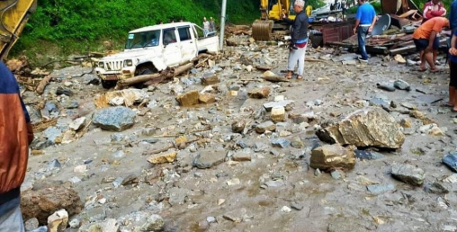 सिन्धुपाल्चोक बाढी बबण्डर: २२ जना बेपत्ता, ३२ घर बगायो